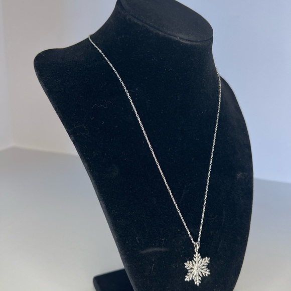NWT Silver Plated Diamond Accent Snowflake Pendant Necklace 17” Chain - Picture 4 of 8